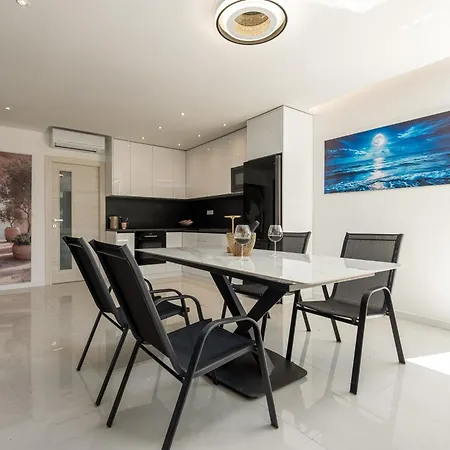 Nyaraló House With A Swimming Pool - Lozice, - 27818